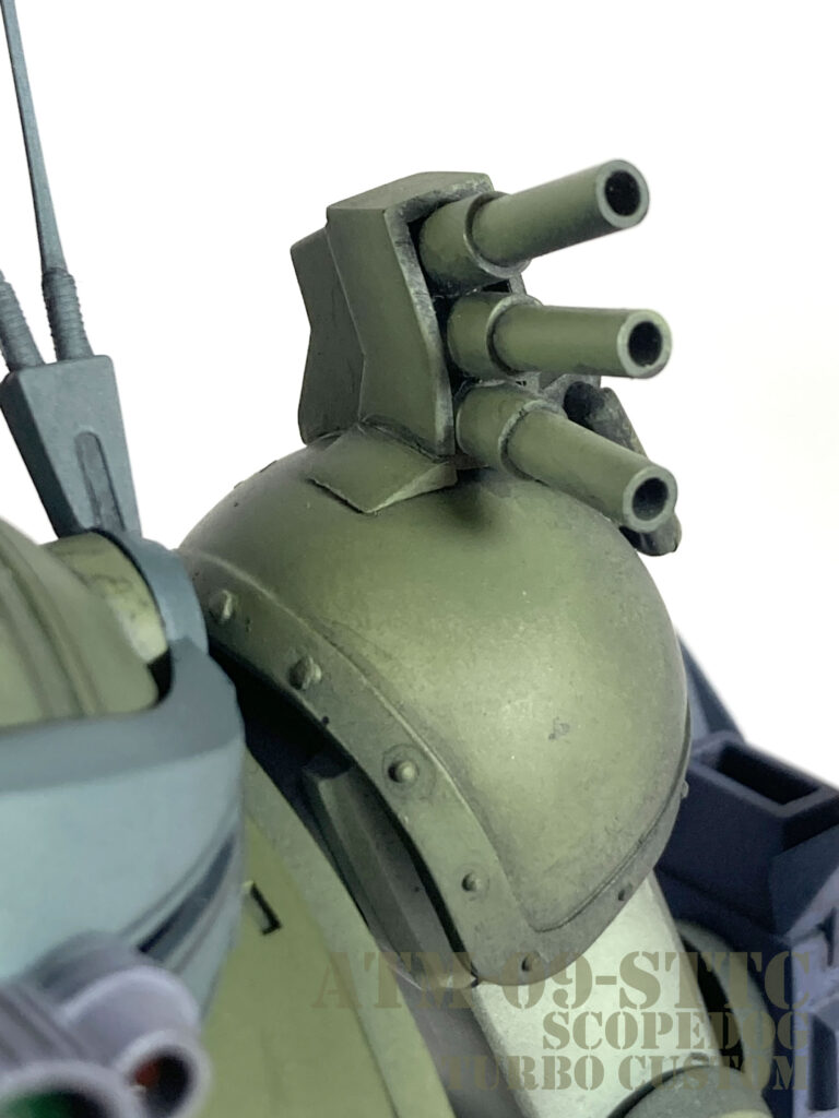 左肩に煙幕弾発射機のディスチャージバレルを3本装備